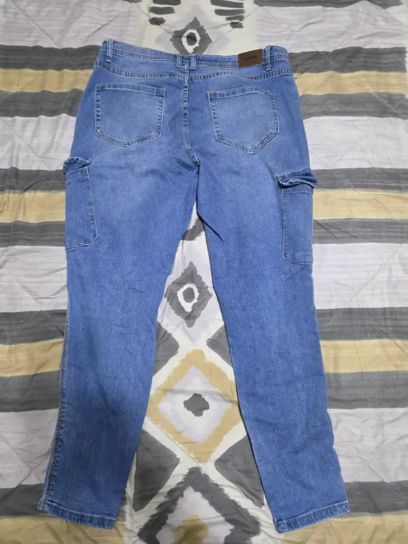 Jeans azules con bolsillos cargo - 2