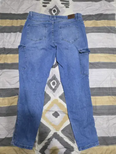 Jeans azules con bolsillos cargo - miniatura 2
