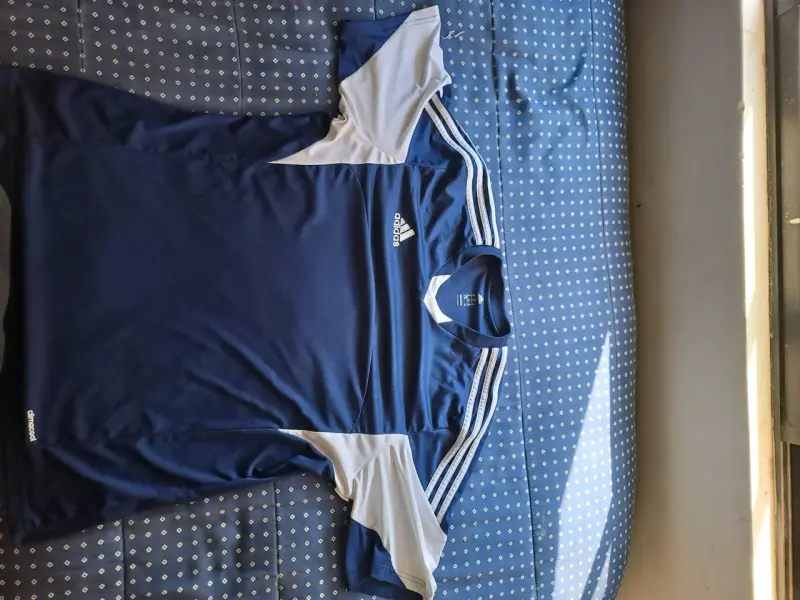 Polera deportiva azul Adidas