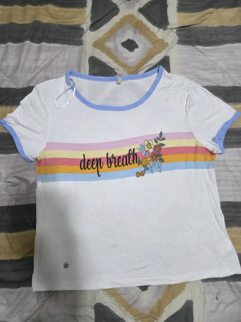 Polera blanca con estampado floral