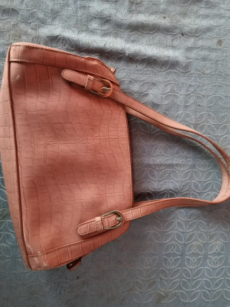 Bolso de cuero sintético rosado