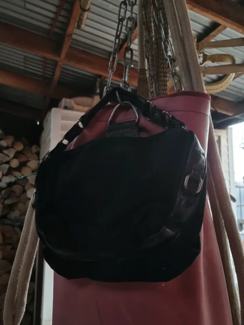 Bolso negro de cuero