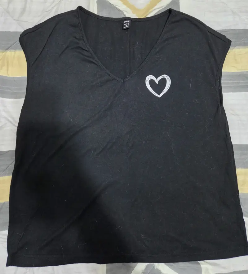Polera negra con estampado corazón