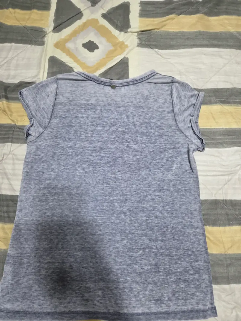 Polera gris con diseño floral - 2