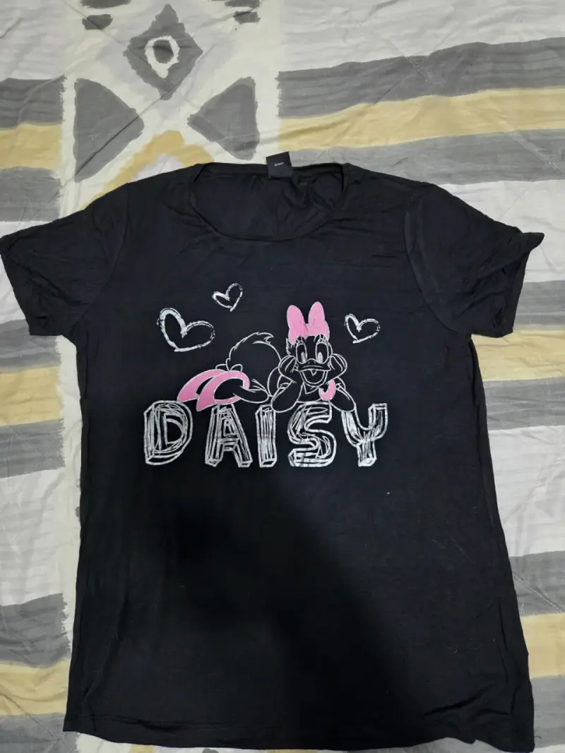 Polera negra Daisy con diseño