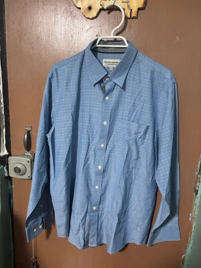 Camisa azul con diseño de puntos - 1