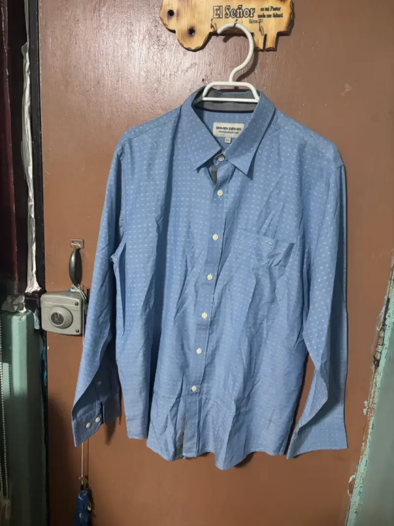 Camisa azul con diseño de puntos - 2