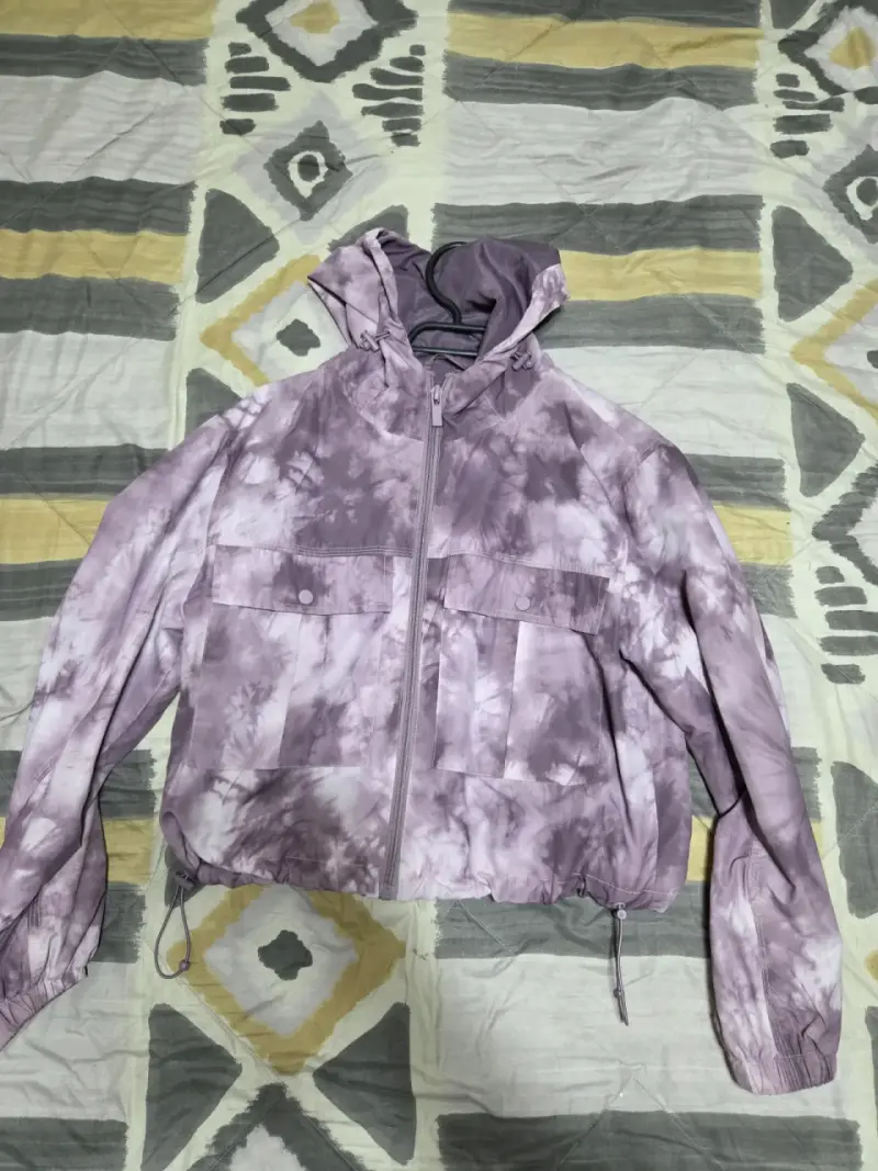 Cortaviento morado tie-dye