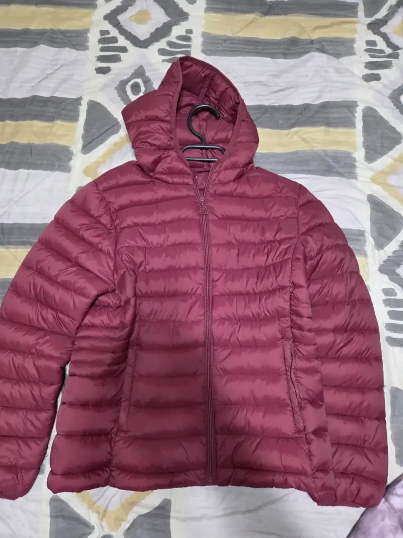 Chaqueta acolchada burdeo con capucha