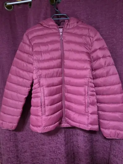 Chaqueta acolchada burdeo con capucha - miniatura 2