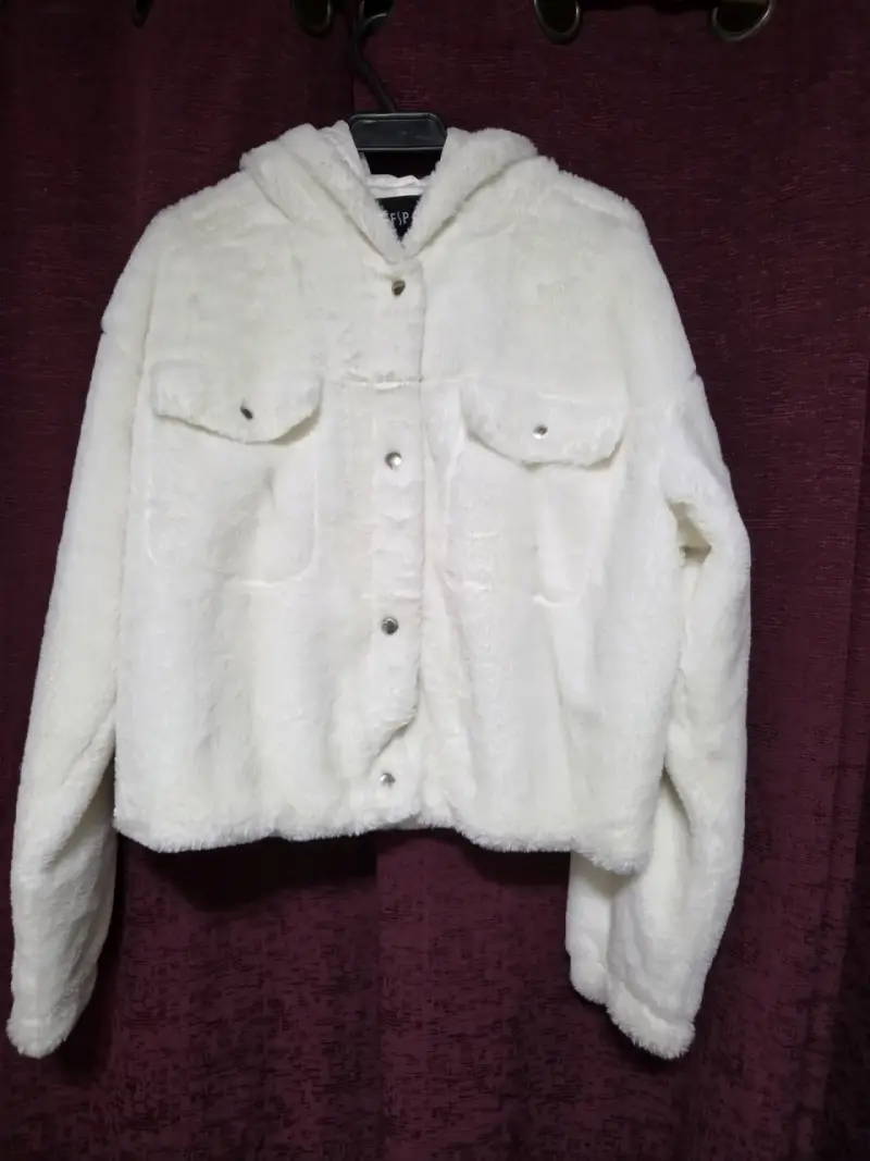 Chaqueta de felpa blanca con capucha