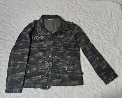 Chaqueta camuflada con tachas - miniatura 1