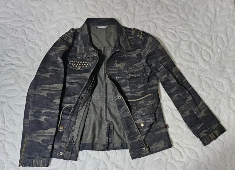 Chaqueta camuflada con tachas - 2