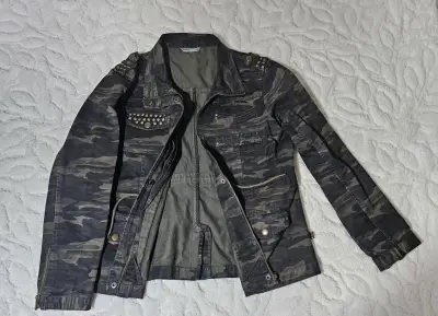 Chaqueta camuflada con tachas - miniatura 2