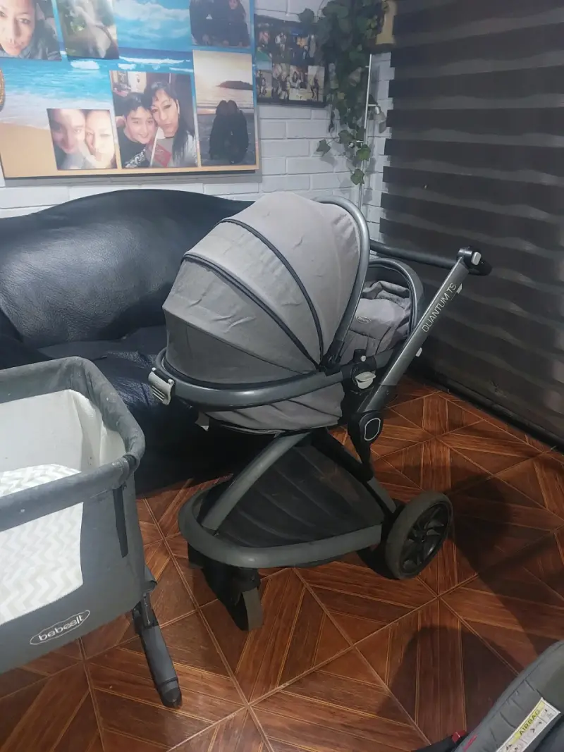Coche de bebé gris compacto