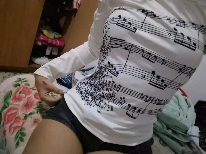 Polera blanca con notas musicales - 2
