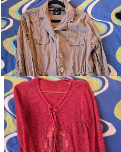 Chaqueta beige de tela y sweater rojo - miniatura 1