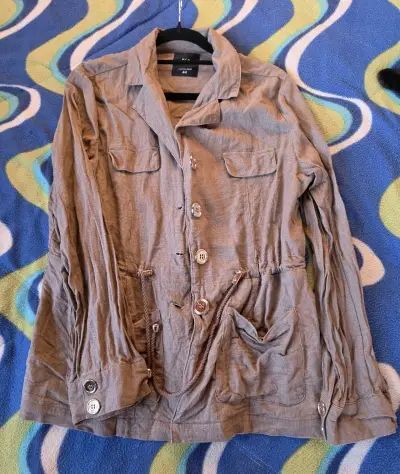 Chaqueta beige de tela y sweater rojo - miniatura 2