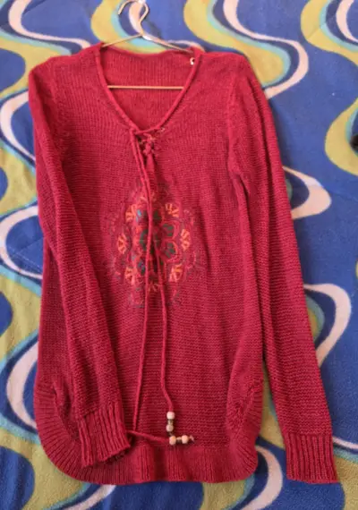Chaqueta beige de tela y sweater rojo - miniatura 3