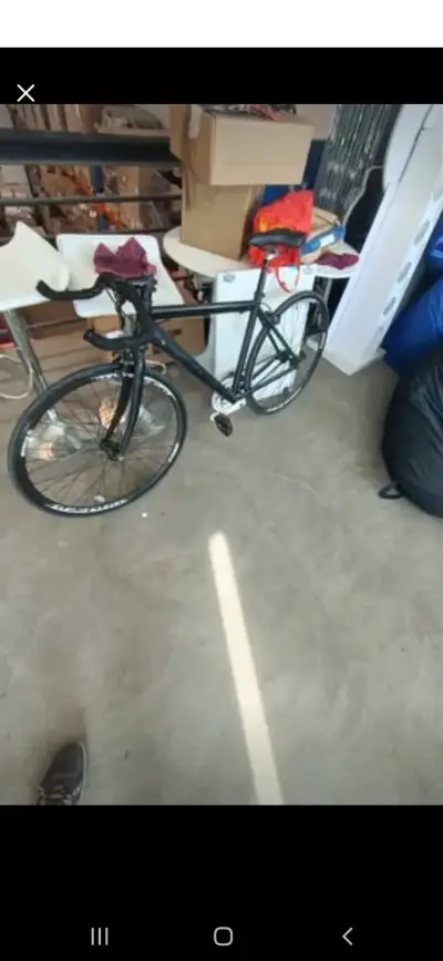 Bicicleta de carrera negra - miniatura 1