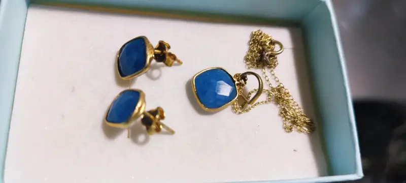 Set de joyas doradas y azules