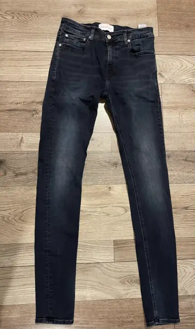 Jeans oscuros ajustados - miniatura 1