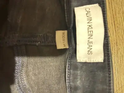 Jeans oscuros ajustados - miniatura 2