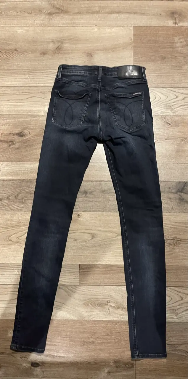 Jeans oscuros ajustados - 3