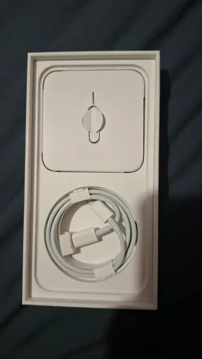 caja original de iPhone 13 + cargador originali - miniatura 2