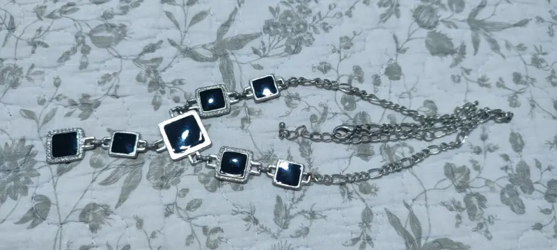 Collar de cadena con cuadrados negros