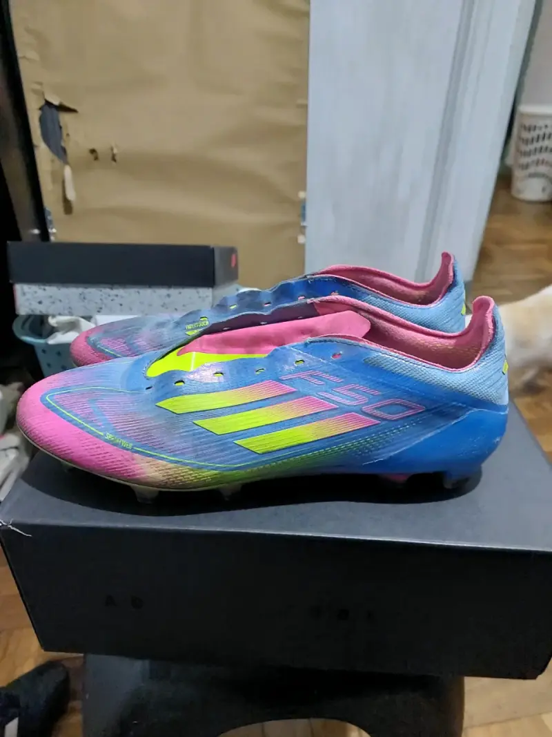 Botines de fútbol adidas coloridos - 1