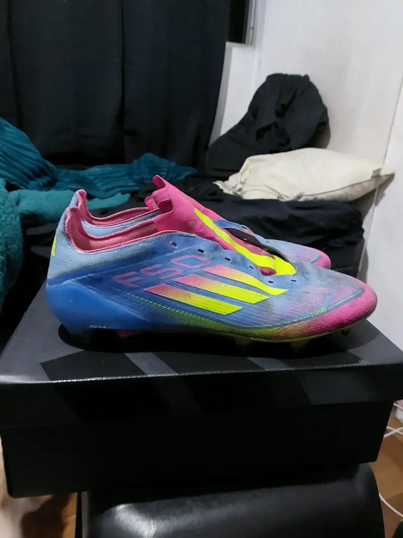 Botines de fútbol adidas coloridos - 4