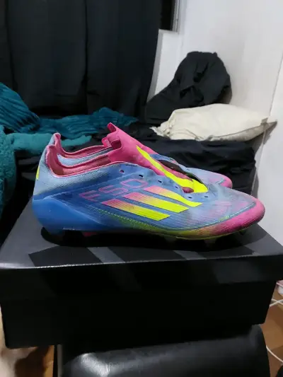 Botines de fútbol adidas coloridos - miniatura 4
