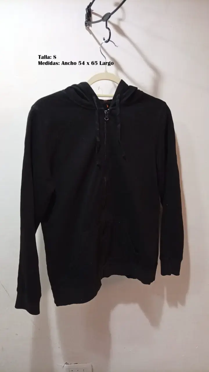 Polerón negro con capucha