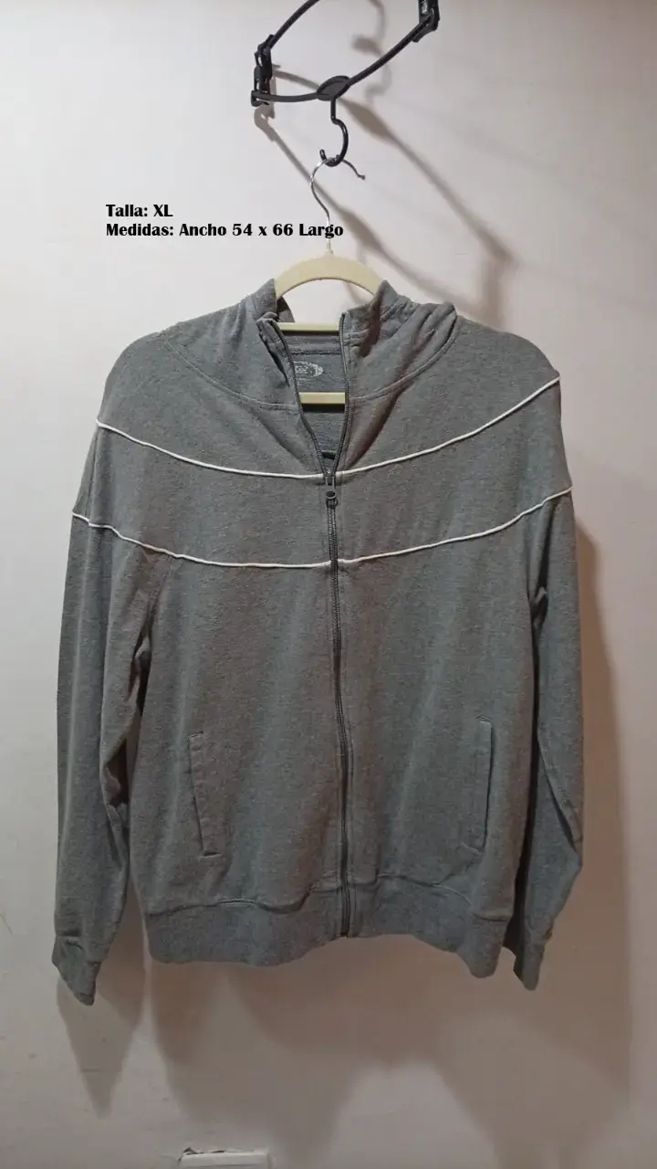 Polerón gris con capucha