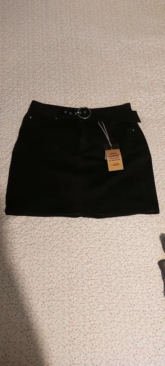 Falda negra con cinturón