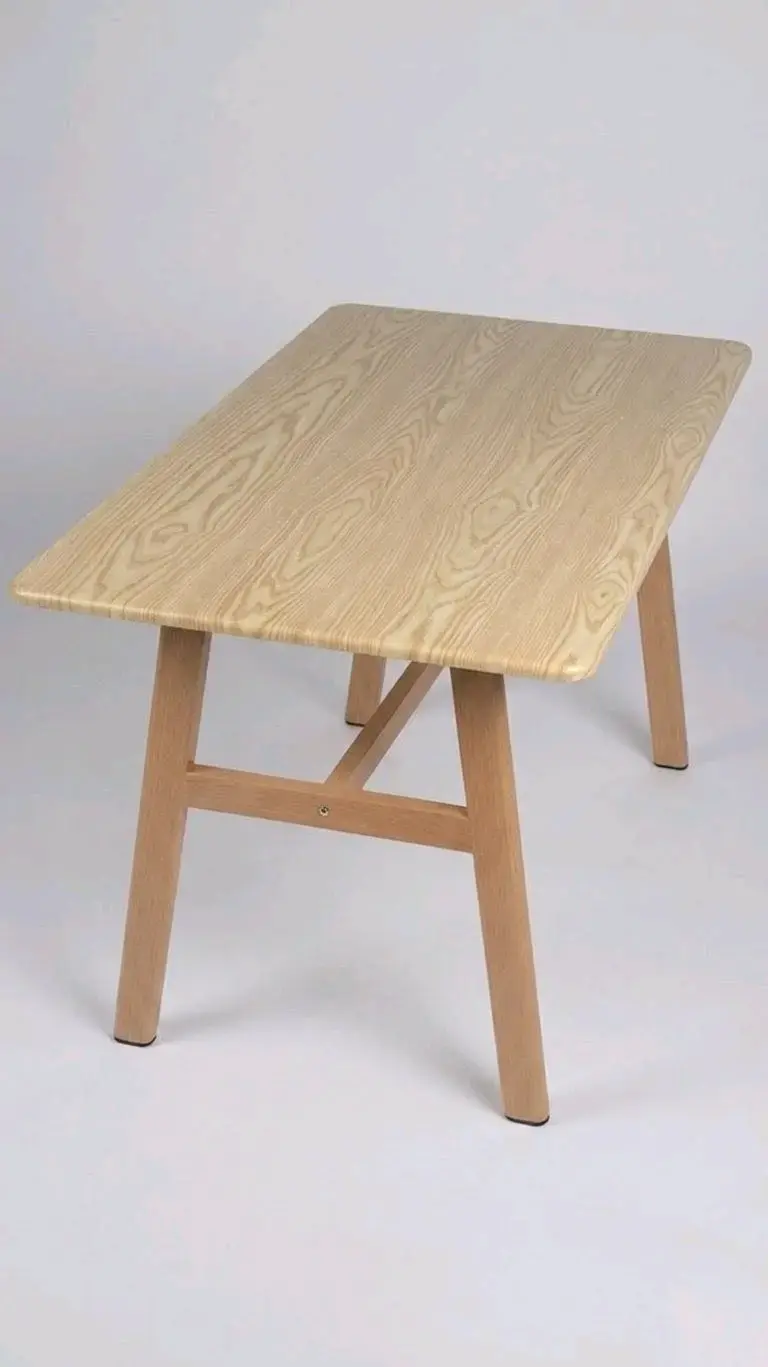 Mesa de madera clara - 1