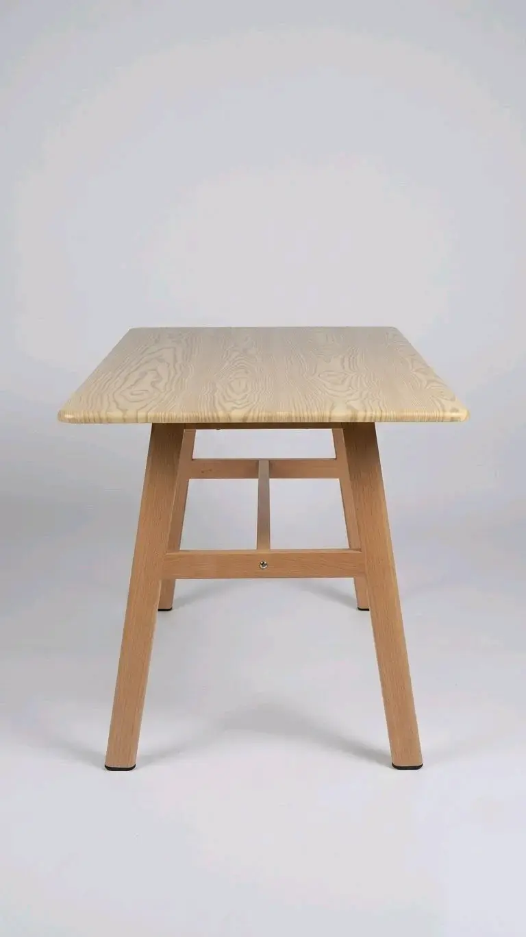 Mesa de madera clara - 2