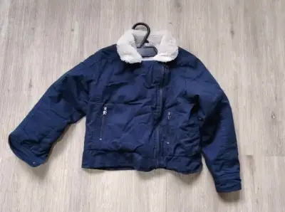 Chaqueta azul con cuello de lana - miniatura 1