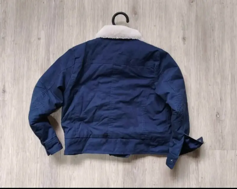 Chaqueta azul con cuello de lana - 2