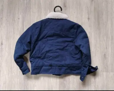 Chaqueta azul con cuello de lana - miniatura 2