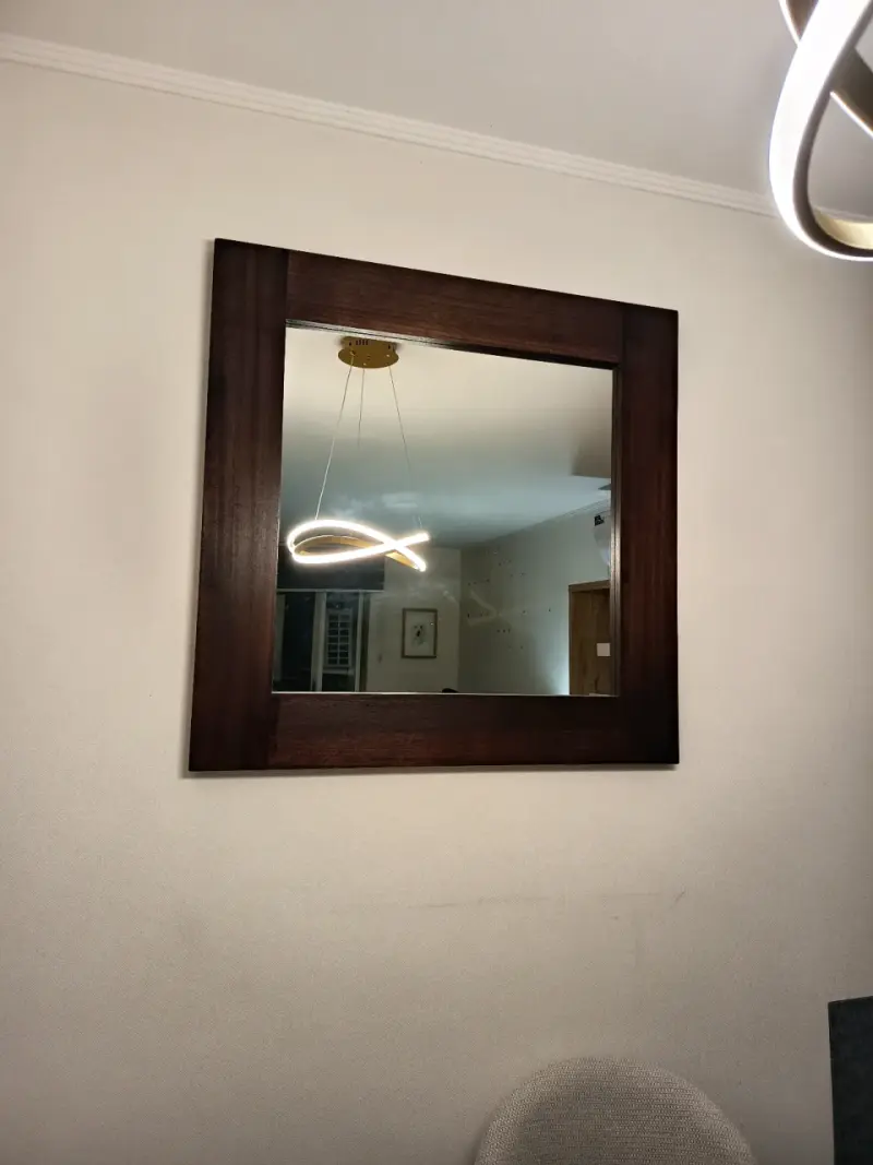 Espejo de pared con marco de madera - 1