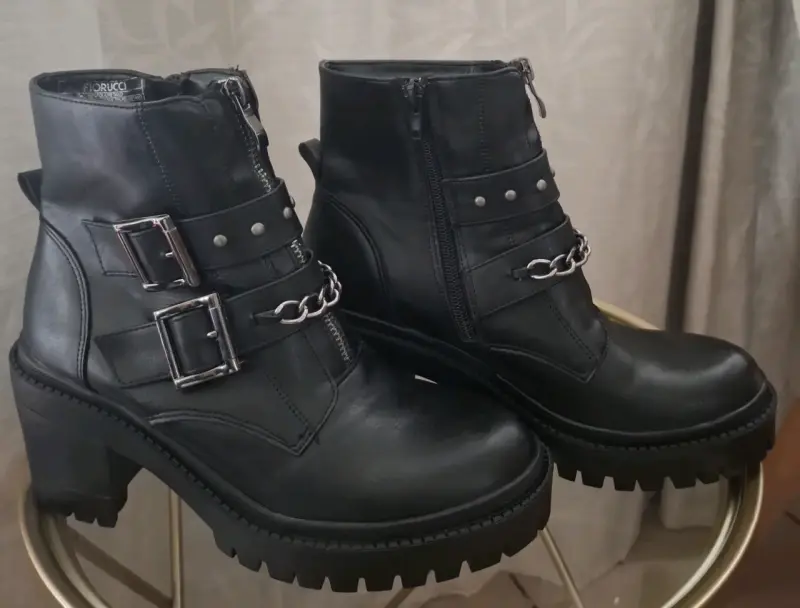 Botines negros con hebillas - 1