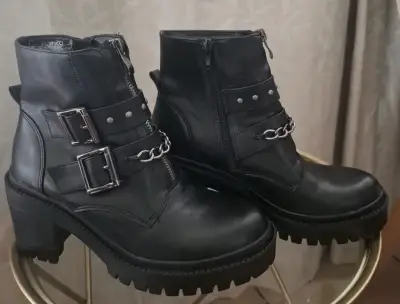Botines negros con hebillas - miniatura 1