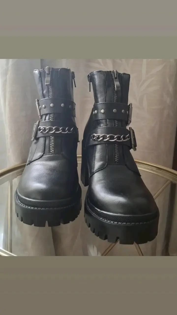Botines negros con hebillas - 2