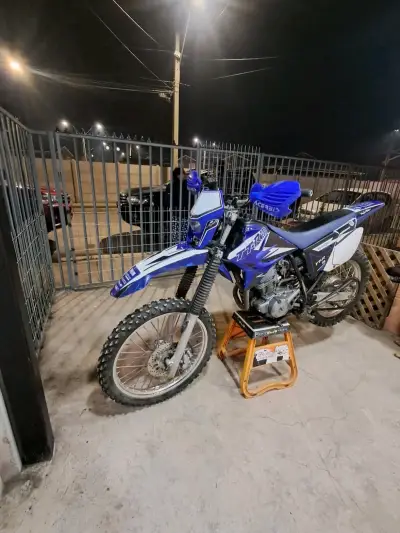Moto de enduro azul TTR - miniatura 1