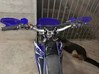 Moto de enduro azul TTR - miniatura 2