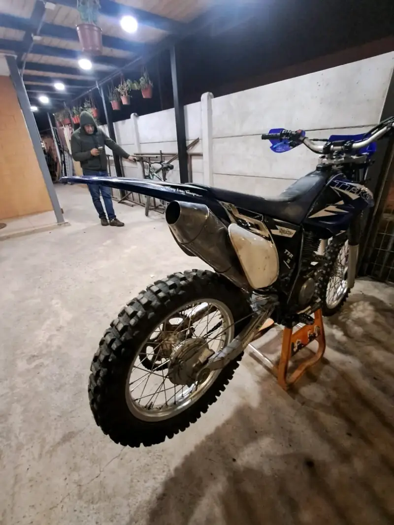Moto de enduro azul TTR - 3