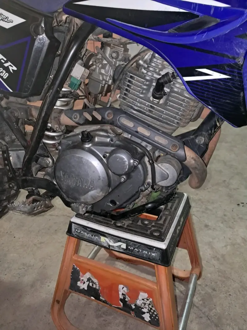 Moto de enduro azul TTR - 4