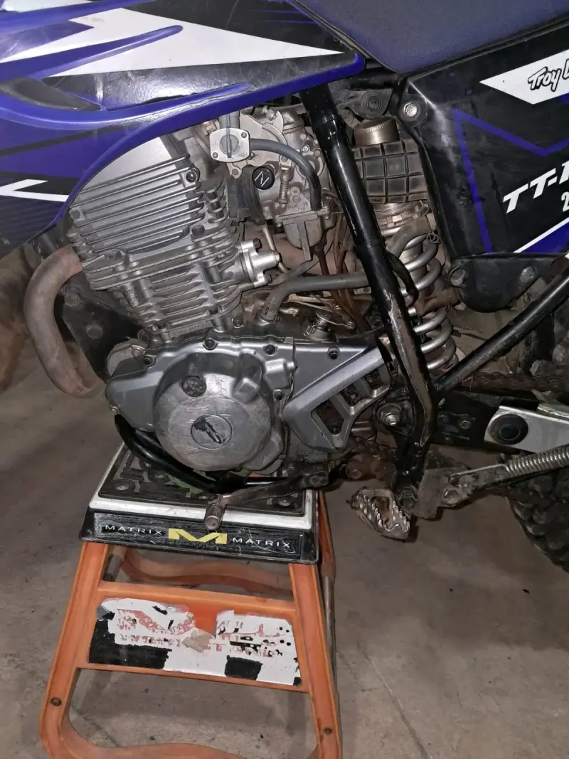 Moto de enduro azul TTR - 5
